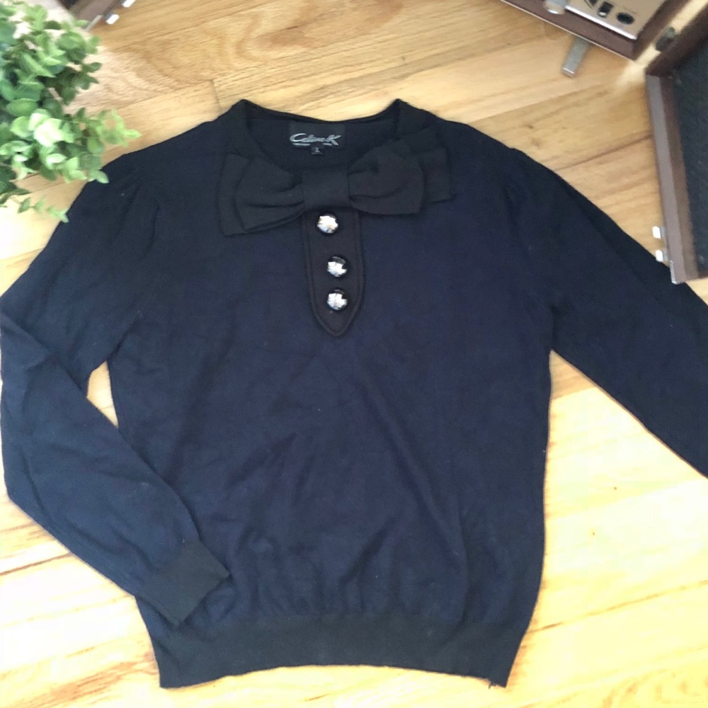 Mod inspired bow and button detailed sweater